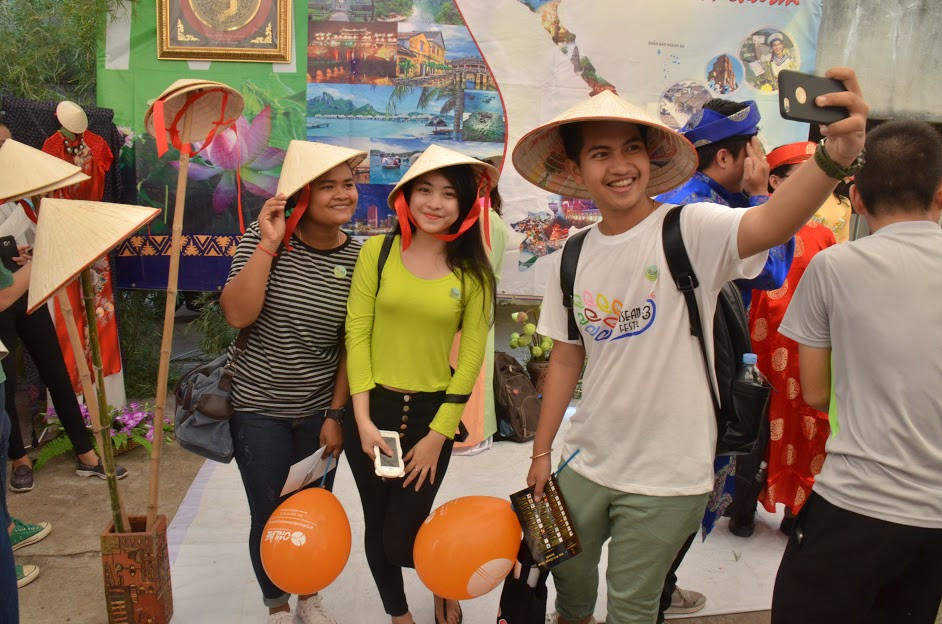 Sinh viên nước ngoài thích thú với nón lá Việt Nam