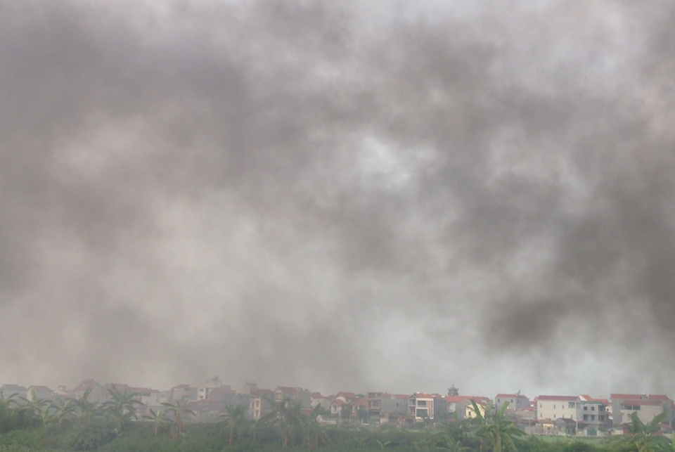 Bãi rác thải tại thôn Quan Độ, xã văn Môn, huyện Yên Phong, tỉnh Bắc Ninh bùng cháy dữ dội trong đêm 14/2/2017. (Ảnh: N.V/Vietnam+)