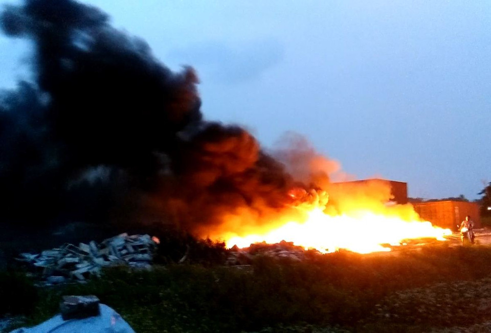 Bãi rác thải tại thôn Quan Độ, xã văn Môn, huyện Yên Phong, tỉnh Bắc Ninh bùng cháy dữ dội trong đêm 15/2/2017. (Ảnh: N.V/Vietnam+)