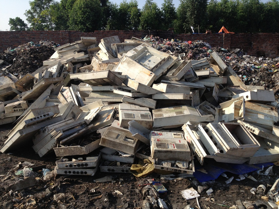 Bãi rác thải tại thôn Quan Độ, xã văn Môn, huyện Yên Phong, tỉnh Bắc Ninh bùng cháy dữ dội trong đêm 9/7/2016. (Ảnh: Người dân xã Thụy Lâm cung cấp)