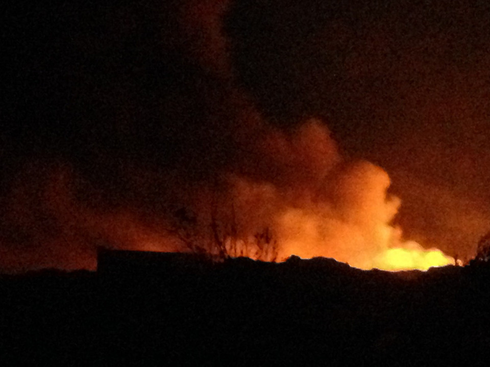 Bãi rác thải tại thôn Quan Độ, xã văn Môn, huyện Yên Phong, tỉnh Bắc Ninh bùng cháy dữ dội vào tối 13/2/20167 (Ảnh: N.V/Vietnam+)