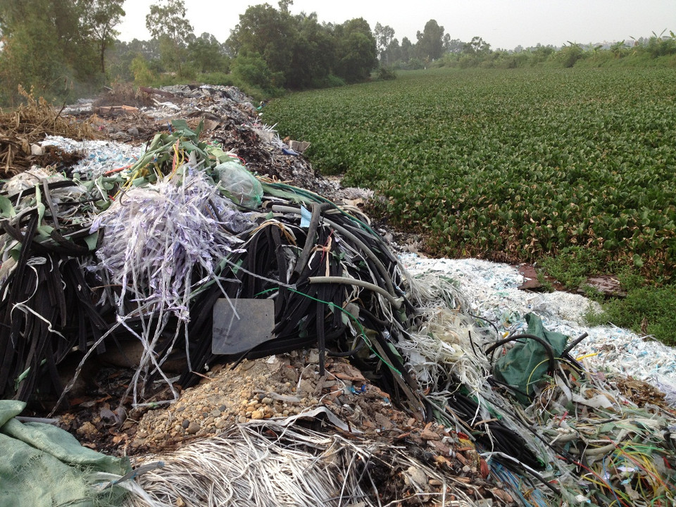Bãi rác thải tại thôn Quan Độ, xã văn Môn, huyện Yên Phong, tỉnh Bắc Ninh bùng cháy dữ dội vào tối 10/8/2016. (Ảnh người dân xã Văn Môn cung cấp)
