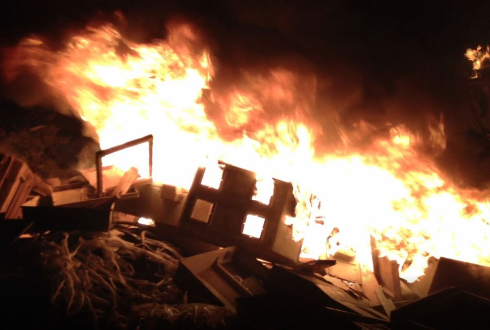 Bãi rác thải tại thôn Quan Độ, xã văn Môn, huyện Yên Phong, tỉnh Bắc Ninh bùng cháy dữ dội vào tối 44/6/2016. (Ảnh người dân xã Văn Môn cung cấp)