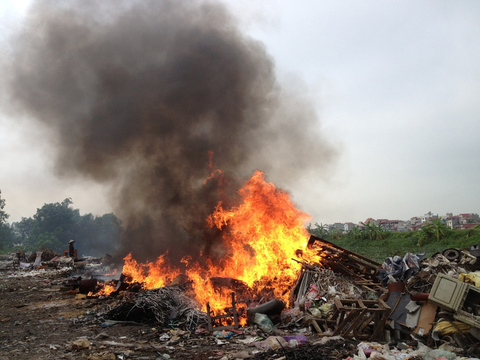 Bãi rác thải tại thôn Quan Độ, xã văn Môn, huyện Yên Phong, tỉnh Bắc Ninh bùng cháy dữ dội vào tối 9/8/2016. (Ảnh người dân xã Văn Môn cung cấp)