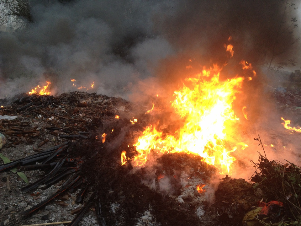 Bãi rác thải tại thôn Quan Độ, xã văn Môn, huyện Yên Phong, tỉnh Bắc Ninh bùng cháy dữ dội trong đêm 9/3/2017. (Ảnh: N.V/Vietnam+)