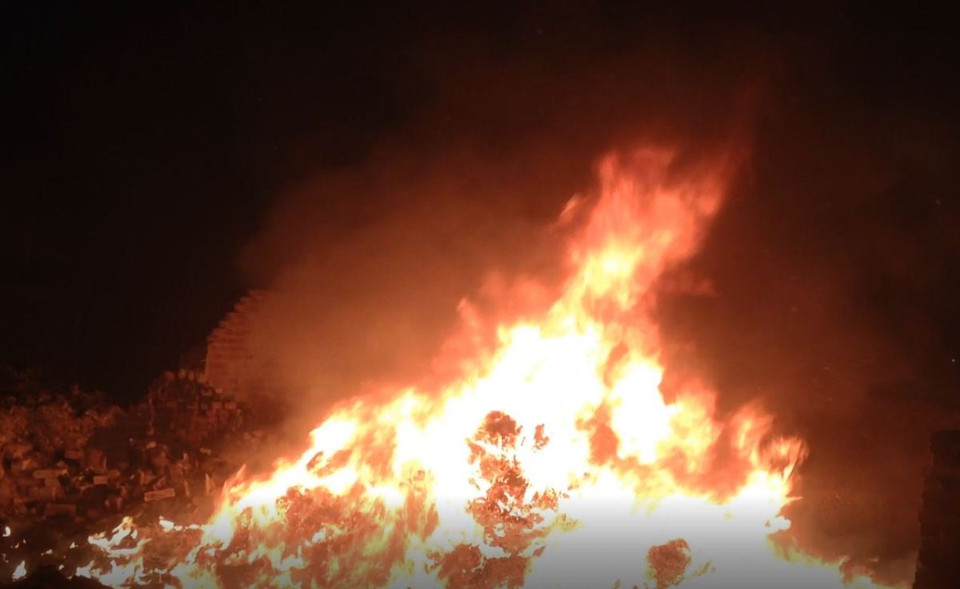Bãi rác thải tại thôn Quan Độ, xã văn Môn, huyện Yên Phong, tỉnh Bắc Ninh bùng cháy dữ dội trong đêm 9/3/2017. (Ảnh: N.V/Vietnam+)