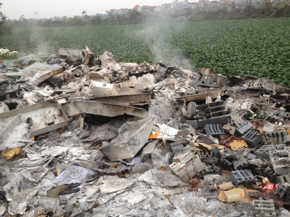 Bãi rác thải tại thôn Quan Độ, xã văn Môn, huyện Yên Phong, tỉnh Bắc Ninh bùng cháy dữ dội trong đêm 9/3/2017. (Ảnh: N.V/Vietnam+)