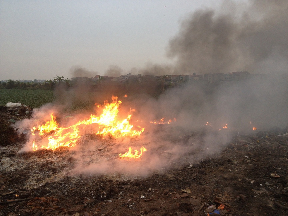 Bãi rác thải tại thôn Quan Độ, xã văn Môn, huyện Yên Phong, tỉnh Bắc Ninh bùng cháy dữ dội trong đêm 9/3/2017. (Ảnh: N.V/Vietnam+)