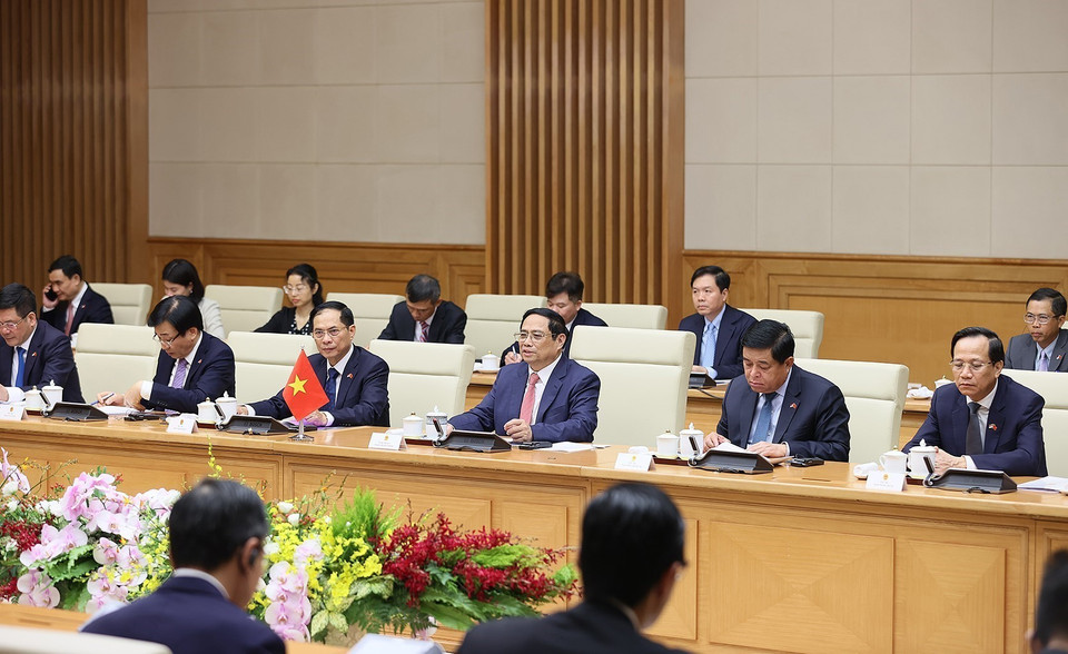 Tại cuộc hội đàm,Thủ tướng Phạm Minh Chính chào mừng Thủ tướng Lý Hiển Long thăm chính thức Việt Nam; nhấn mạnh chuyến thăm có ý nghĩa quan trọng trong bối cảnh hai nước kỷ niệm 50 năm thiết lập Quan hệ Ngoại giao (1973-2023) và 10 năm thiết lập Quan hệ Đối tác Chiến lược (2013-2023); tin tưởng chuyến thăm sẽ góp phần thúc đẩy hơn nữa quan hệ bền chặt giữa hai nước. (Ảnh: Dương Giang/TTXVN)