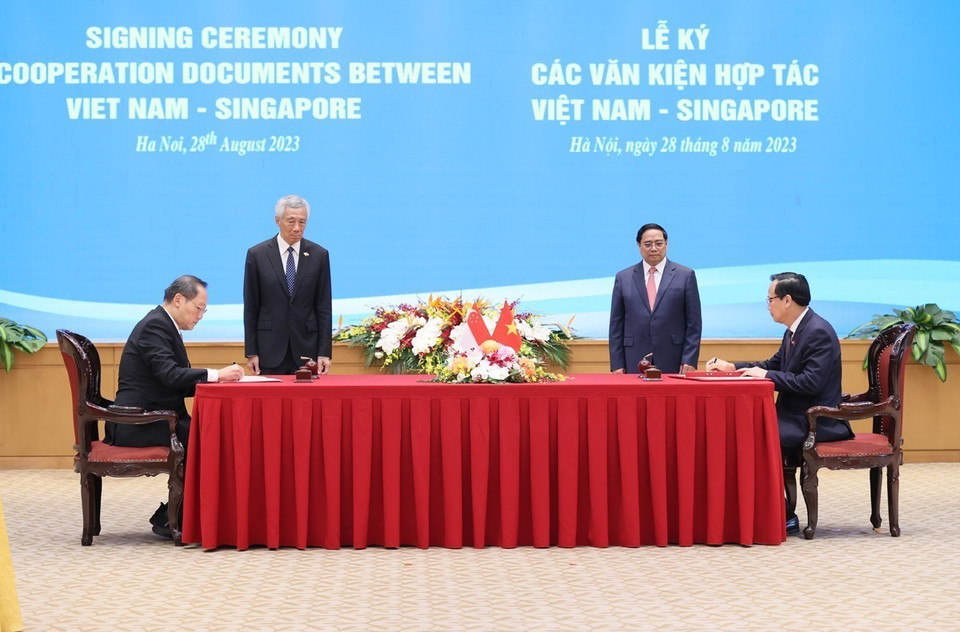 Thủ tướng Phạm Minh Chính và Thủ tướng Singapore Lý Hiển Long chứng kiến ký Bản ghi nhớ giữa Bộ Lao động-Thương binh và Xã hội Việt Nam và Bộ Nhân lực Singapore trong lĩnh vực phát triển kỹ năng và lao động. (Ảnh: Dương Giang/TTXVN)