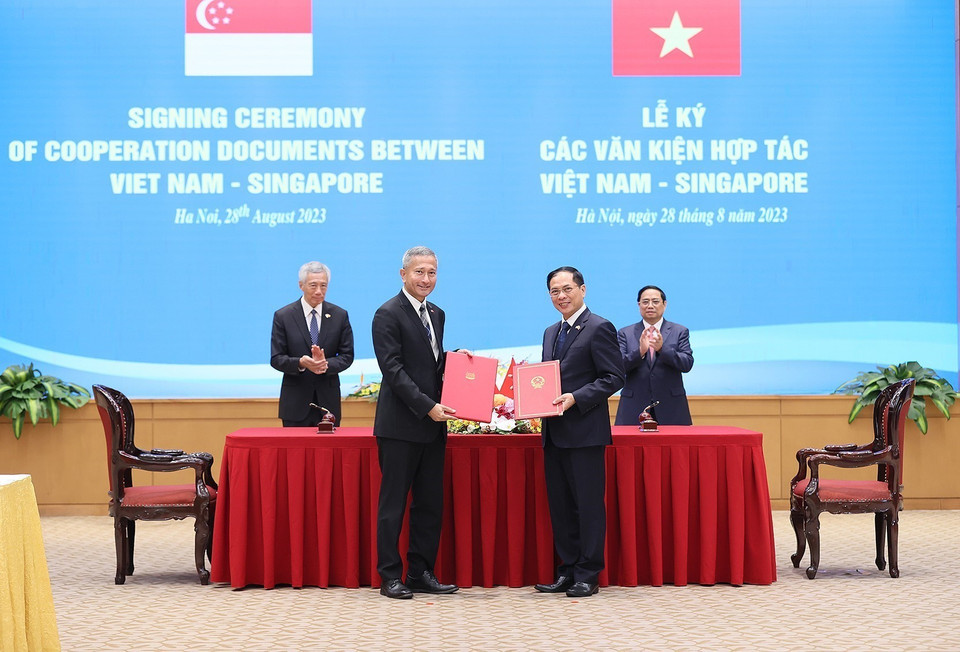 Thủ tướng Phạm Minh Chính và Thủ tướng Singapore Lý Hiển Long chứng kiến ký Thỏa thuận giữa Bộ Ngoại giao Việt Nam và Bộ Ngoại giao Singapore về Chương trình Nghiên cứu và Chương trình Nghiên cứu theo Chuyên đề dành cho cán bộ cao cấp Đảng Cộng sản Việt Nam (giai đoạn 2024 đến 2026). (Ảnh: Dương Giang/TTXVN)