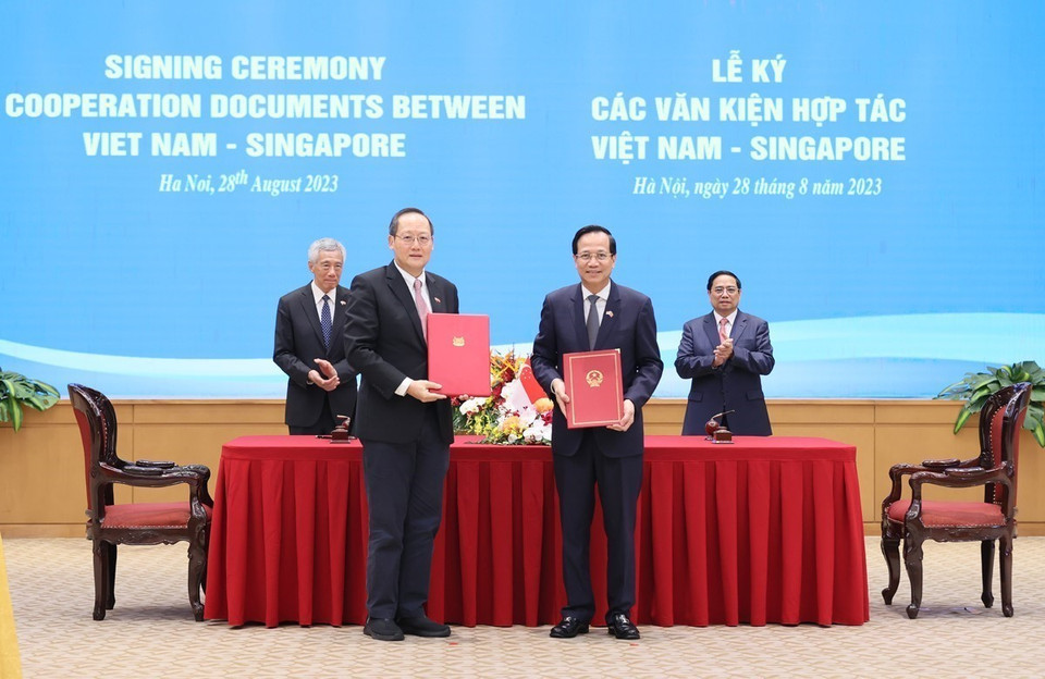 Thủ tướng Phạm Minh Chính và Thủ tướng Singapore Lý Hiển Long chứng kiến ký Bản ghi nhớ giữa Bộ Lao động-Thương binh và Xã hội Việt Nam và Bộ Nhân lực Singapore trong lĩnh vực phát triển kỹ năng và lao động. (Ảnh: Dương Giang/TTXVN)