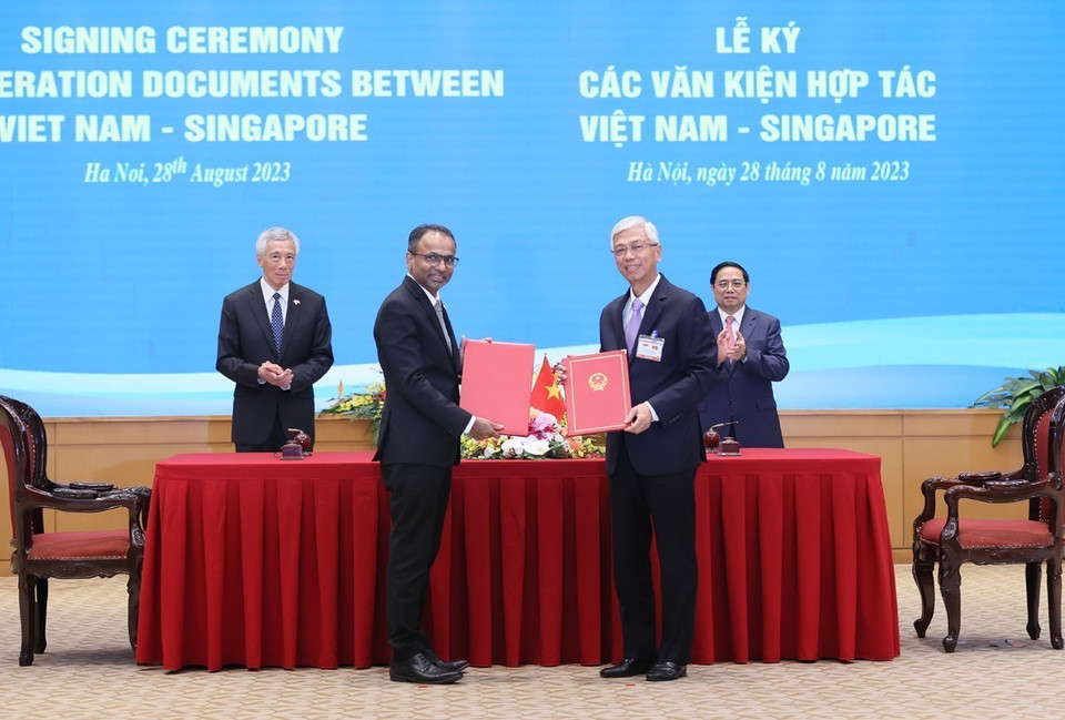Thủ tướng Phạm Minh Chính và Thủ tướng Singapore Lý Hiển Long chứng kiến ký Bản ghi nhớ về thúc đẩy phát triển cơ sở hạ tầng bền vững tại Thành phố Hồ Chí Minh giữa Ủy ban Nhân dân Thành phố Hồ Chí Minh và Cơ quan Hạ tầng châu Á, Singapore. (Ảnh: Dương Giang/TTXVN)