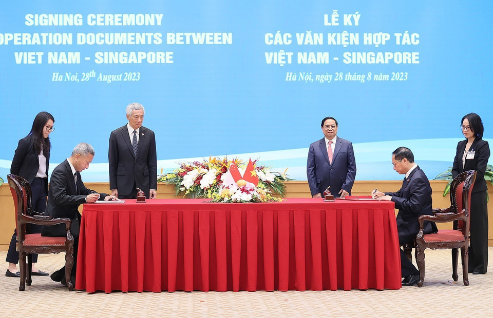 Thủ tướng Phạm Minh Chính và Thủ tướng Singapore Lý Hiển Long chứng kiến ký Thỏa thuận giữa Bộ Ngoại giao Việt Nam và Bộ Ngoại giao Singapore về Chương trình Nghiên cứu và Chương trình Nghiên cứu theo Chuyên đề dành cho cán bộ cao cấp Đảng Cộng sản Việt Nam (giai đoạn 2024 đến 2026). (Ảnh: Dương Giang/TTXVN)