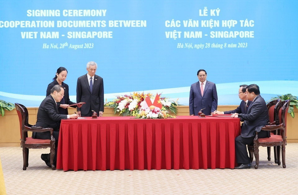 Thủ tướng Phạm Minh Chính và Thủ tướng Singapore Lý Hiển Long chứng kiến ký Biên bản ghi nhớ giữa Bộ Kế hoạch và Đầu tư Việt Nam và Bộ Công Thương Singapore về Chương trình Trao đổi tài năng đổi mới sáng tạo Singapore-Việt Nam.(Ảnh: Dương Giang/TTXVN)
