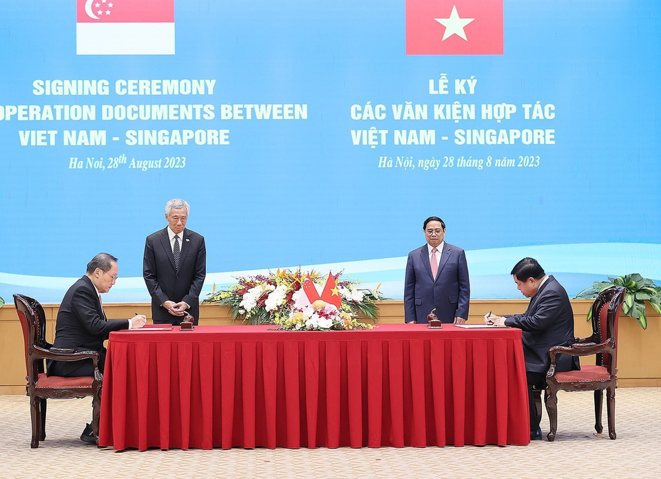 Thủ tướng Phạm Minh Chính và Thủ tướng Singapore Lý Hiển Long chứng kiến ký Công thư trao đổi về việc sửa đổi Hiệp định Khung Kết nối hai nền kinh tế Việt Nam-Singapore (năm 2005). (Ảnh: Dương Giang/TTXVN)