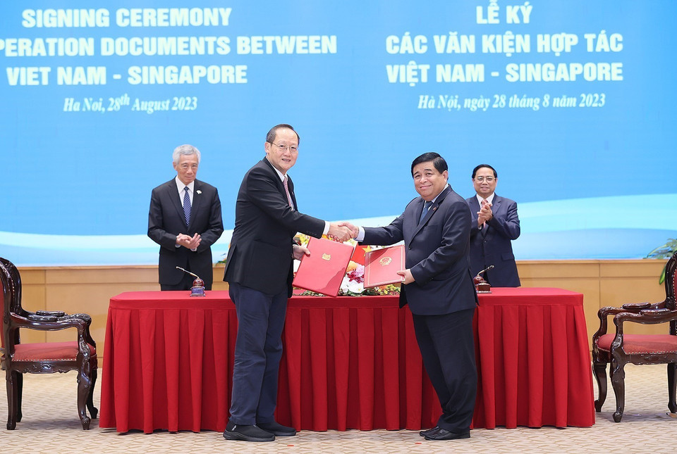 Thủ tướng Phạm Minh Chính và Thủ tướng Singapore Lý Hiển Long chứng kiến ký Công thư trao đổi về việc sửa đổi Hiệp định Khung Kết nối hai nền kinh tế Việt Nam-Singapore (năm 2005). (Ảnh: Dương Giang/TTXVN)