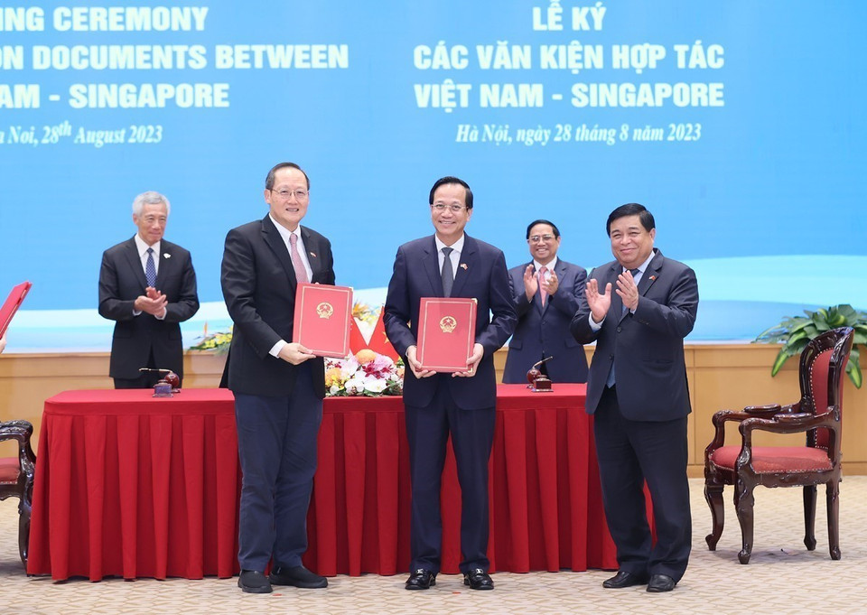 Thủ tướng Phạm Minh Chính và Thủ tướng Singapore Lý Hiển Long chứng kiến ký Biên bản ghi nhớ giữa Bộ Kế hoạch và Đầu tư Việt Nam và Bộ Công Thương Singapore về Chương trình Trao đổi Tài năng Đổi mới Sáng tạo Singapore-Việt Nam.(Ảnh: Dương Giang/TTXVN)