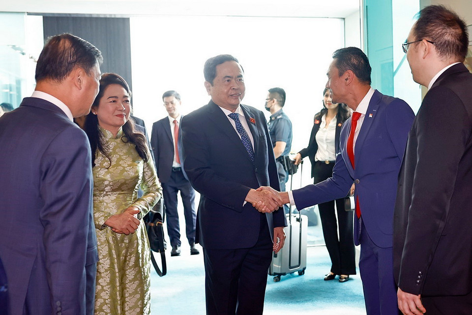 Tiến sỹ Wan Rizal, Nghị sỹ, thành viên Nhóm Nghị sỹ Hữu nghị Singapore-Đông Nam Á, Đại sứ Mai Phước Dũng và cán bộ Đại sứ quán Việt Nam tại Singapore đón Chủ tịch Quốc hội Trần Thanh Mẫn và Phu nhân tại sân bay Changi. (Ảnh: Doãn Tấn/ TTXVN)