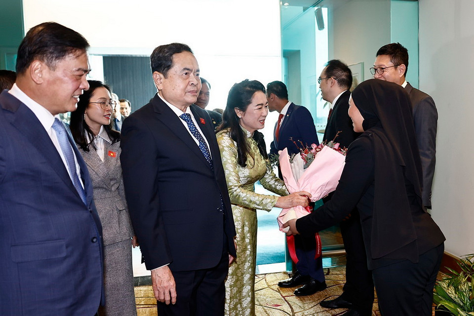 Lễ đón Chủ tịch Quốc hội Trần Thanh Mẫn và Phu nhân tại sân bay Changi. (Ảnh: Doãn Tấn/TTXVN)