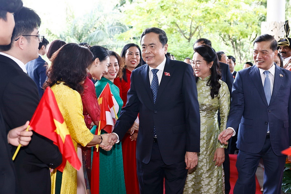 Đại diện cộng đồng người Việt Nam tại Singapore chào mừng Chủ tịch Quốc hội Trần Thanh Mẫn và Phu nhân. (Ảnh: Doãn Tấn/TTXVN)