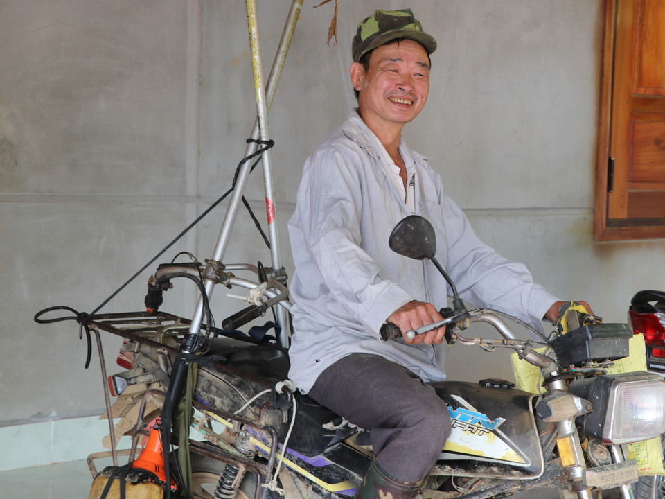 Chiếc xe ‘kỷ niệm’ một thời gắn bó cùng ông Luyến gian nan đưa củ nghệ ra phố chợ bán. (Ảnh: Hạnh Nguyễn/Vietnam+)