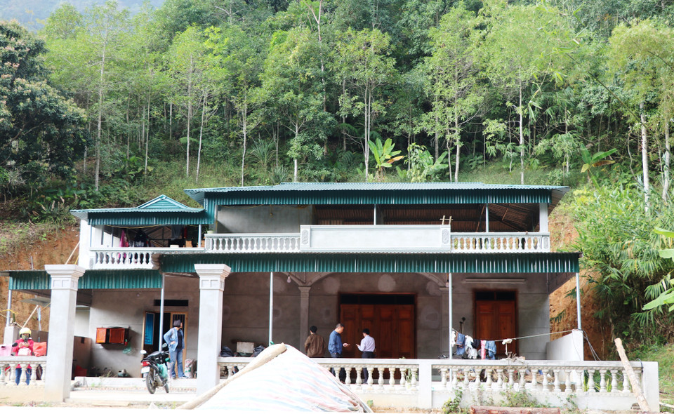  Ông Nguyễn Văn Luyến, Tổ trưởng Tổ hợp tác Đôn Phong phấn khởi khoe căn nhà mới khang trang. (Ảnh: Hạnh Nguyễn/Vietnam+)