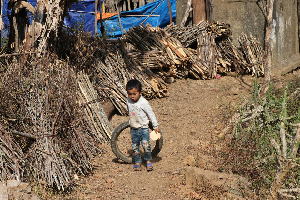 Thôn Ngườm Vài nằm ở vùng núi cao, đời sống của người dân rất khó khăn, nước sinh hoạt dựa hoàn vào nguồn mưa tự nhiên. (Ảnh: Hạnh Nguyễn/Vietnam+)