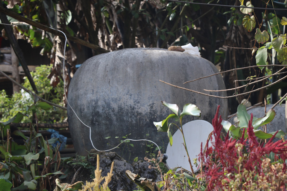 Tại Ngườm Vài, nhà nào cũng có những chiếc chum rất lớn để hứng nước mưa, dùng cho quanh năm. (Ảnh: Hạnh Nguyễn/Vietnam+)