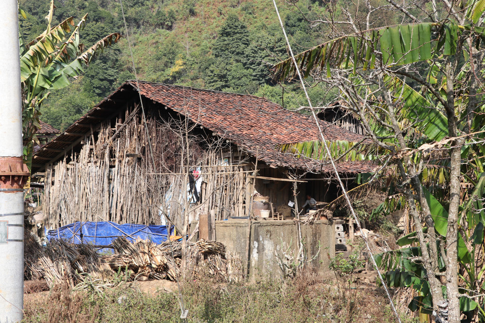 Nhà của đồng bào sinh sống tại Cải Viên, Hà Quảng chủ yếu được dựng lên từ phên tre “oằn mình” dưới lớp ngói rêu phong. (Ảnh: Hạnh Nguyễn/Vietnam+)