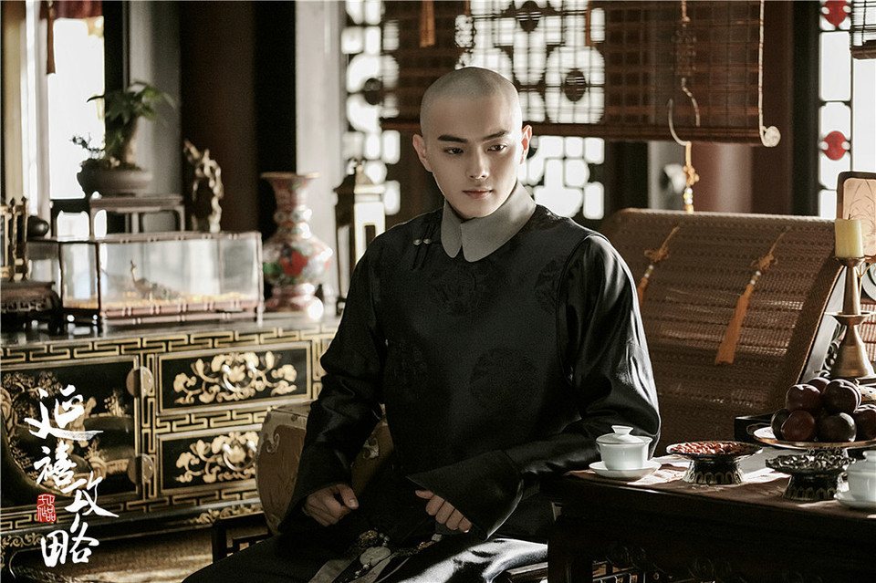 Nhưng để giữ chân người xem, 'Diên Hi Công Lược' còn làm được nhiều hơn thế. Bên cạnh mối tình tay ba Càn Long-Ngụy Anh Lạc-Phó Hằng, bộ phim còn chứa đựng đầy những tình tiết khó đoán, khiến khán giả đi từ bất ngờ này đến bất ngờ khác, mà vẫn hết sức hợp lý, logic.(Nguồn: chinadaily.com)