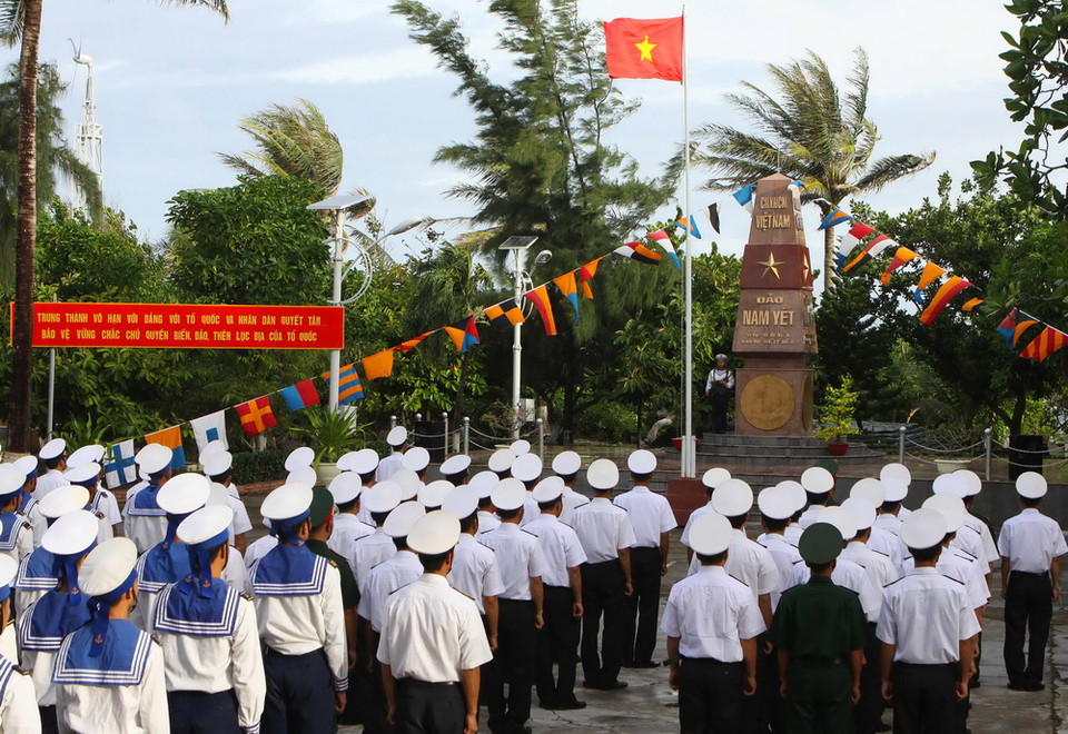  Toàn cảnh lễ chào cờ đầu năm trên đảo Nam Yết. (Ảnh: Dương Giang/TTXVN)