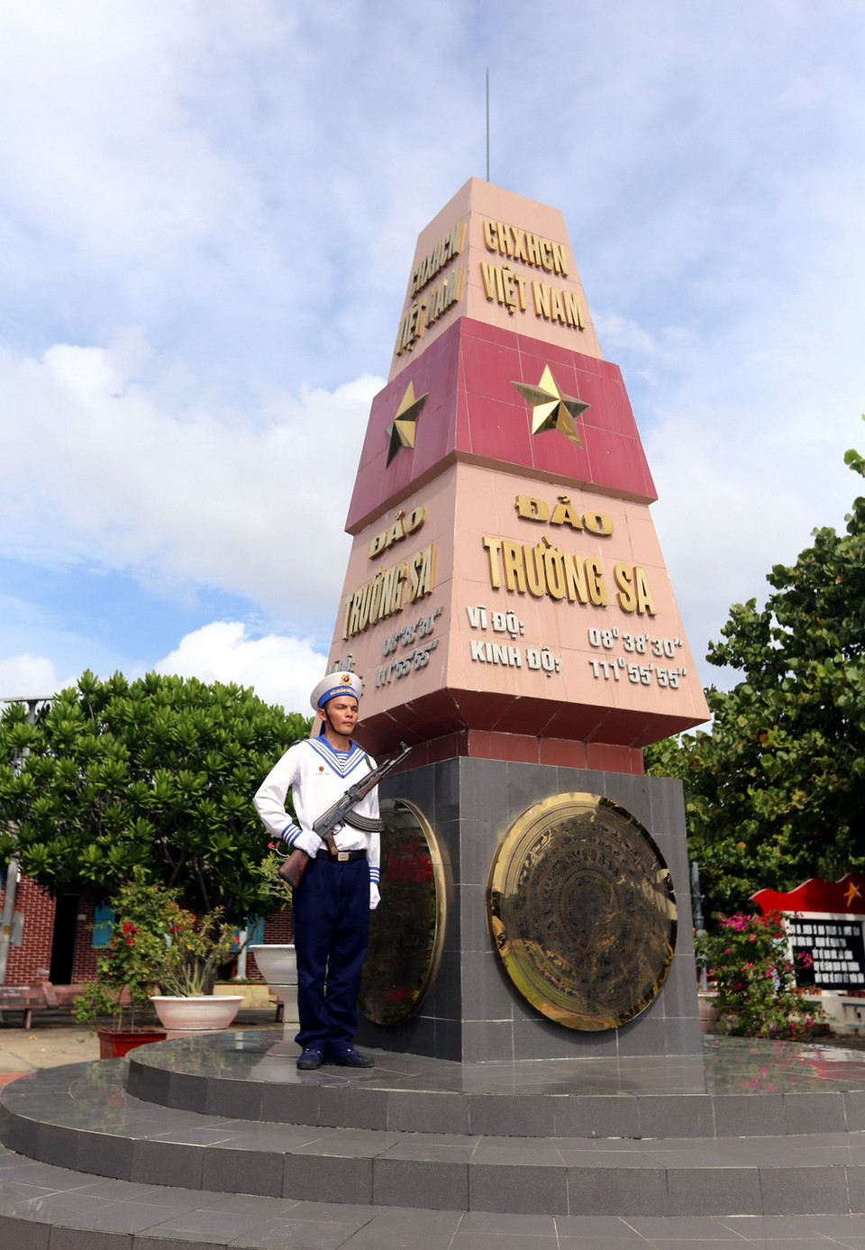 Lễ chào cờ của các chiến sỹ đảo Trường Sa. (Ảnh: Danh Lam/TTXVN)