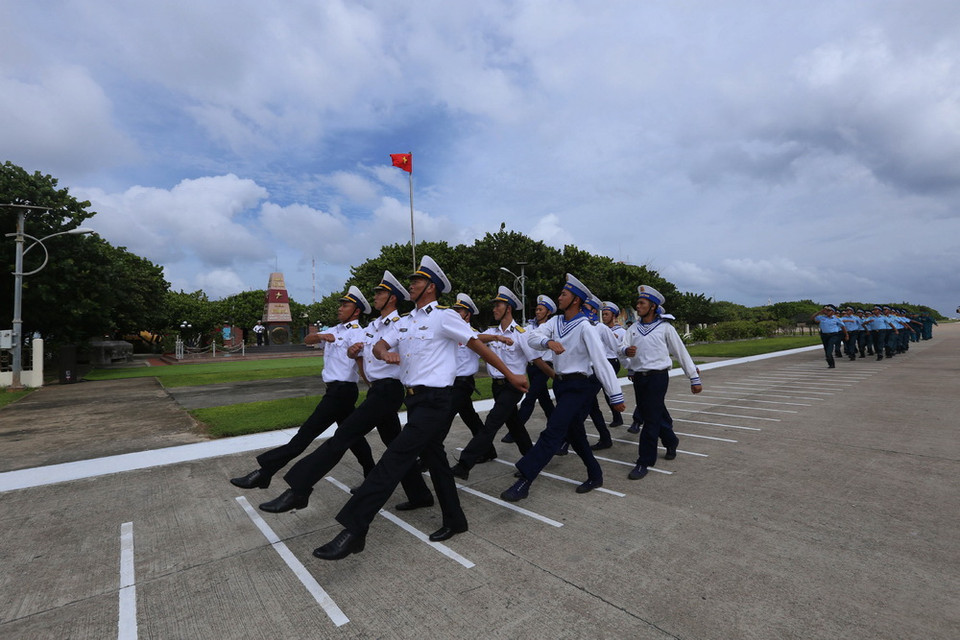 Lễ chào cờ của các chiến sỹ đảo Trường Sa. (Ảnh: Danh Lam/TTXVN)
