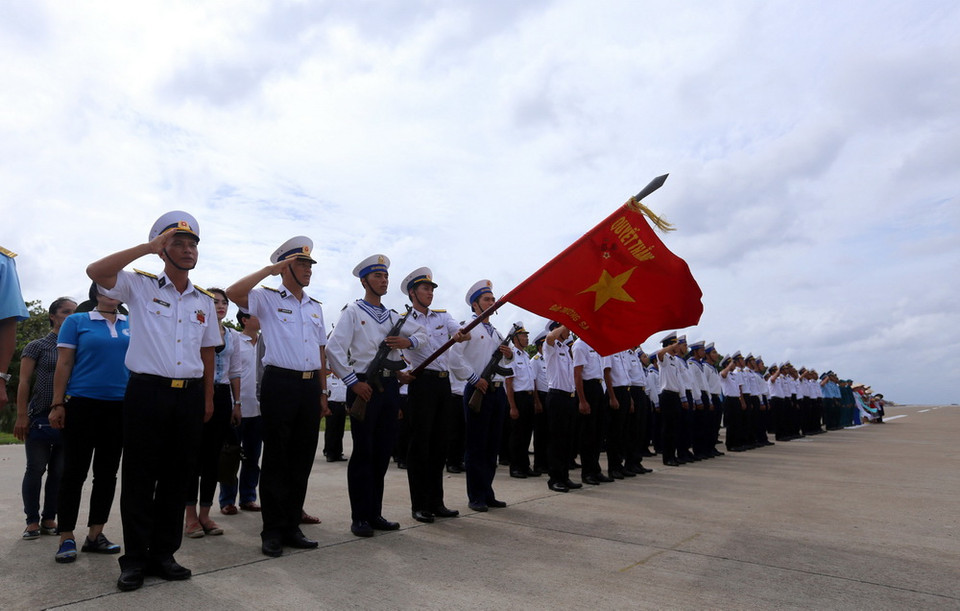 Lễ chào cờ của các chiến sỹ đảo Trường Sa. (Ảnh: Danh Lam/TTXVN)