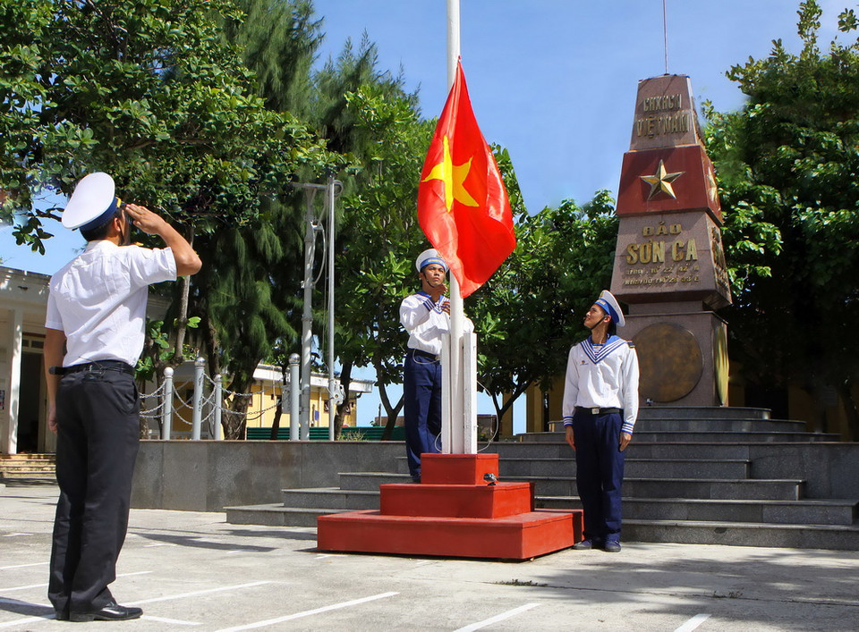 Lễ thượng cờ trên đảo Sơn Ca. (Ảnh: Dương Giang/TTXVN)