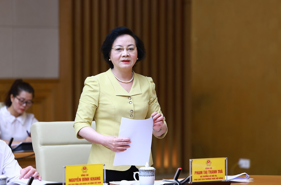 Bộ trưởng Bộ Nội vụ Phạm Thị Thanh Trà, Phó Chủ tịch Thường trực Hội đồng báo cáo công tác thi đua-khen thưởng. (Ảnh: Dương Giang/TTXVN)