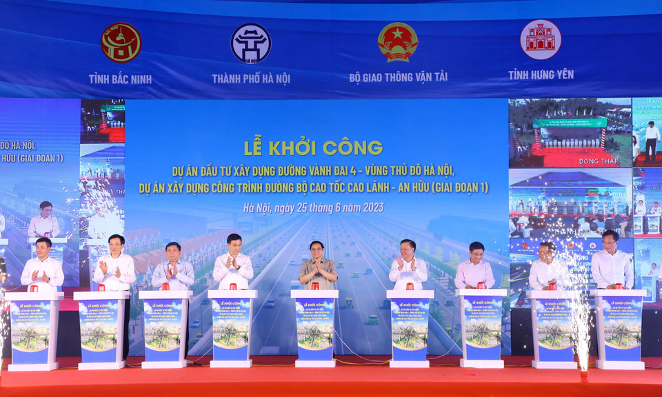 Thủ tướng Phạm Minh Chính, Bí thư Thành ủy Hà Nội Đinh Tiến Dũng và các đại biểu thực hiện nghi thức khởi công Dự án đầu tư xây dựng đường Vành đai 4-Vùng Thủ đô Hà Nội. (Ảnh: Văn Điệp/TTXVN)
