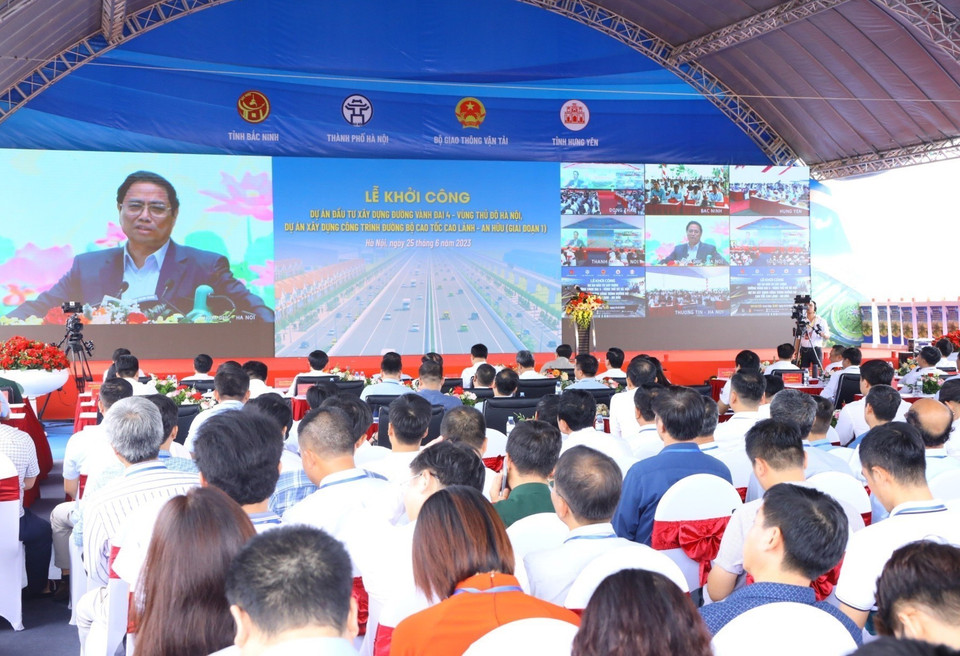 Toàn cảnh lễ khởi công tại vị trí giao cắt giữa tuyến đường Vành đai 4 với đường gom Đại lộ Thăng Long địa phận xã Song Phương, huyện Hoài Đức, thành phố Hà Nội. (Ảnh: Văn Điệp/TTXVN)