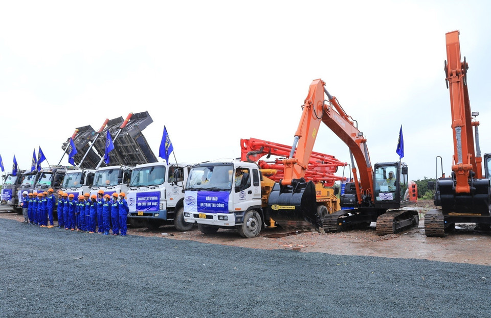 Công nhân và các phương tiện máy móc tham gia lễ khởi công. (Ảnh: Tuấn Anh/TTXVN)