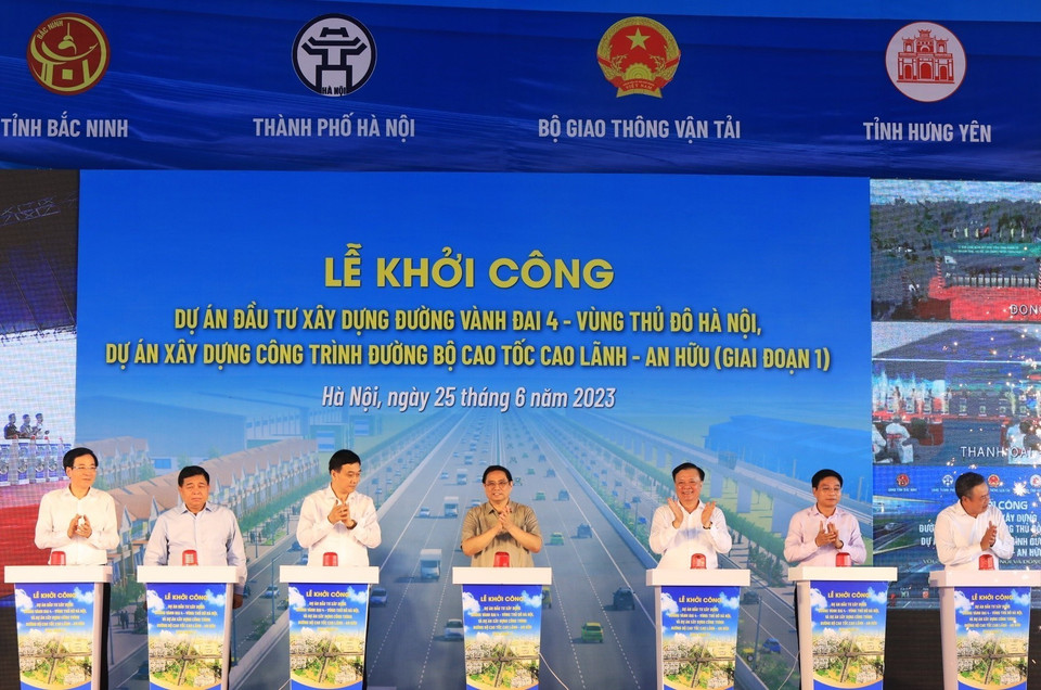 Thủ tướng Phạm Minh Chính, Bí thư Thành ủy Hà Nội Đinh Tiến Dũng và các đại biểu thực hiện nghi thức khởi công Dự án đầu tư xây dựng đường Vành đai 4-Vùng Thủ đô Hà Nội. (Ảnh: Văn Điệp/TTXVN)