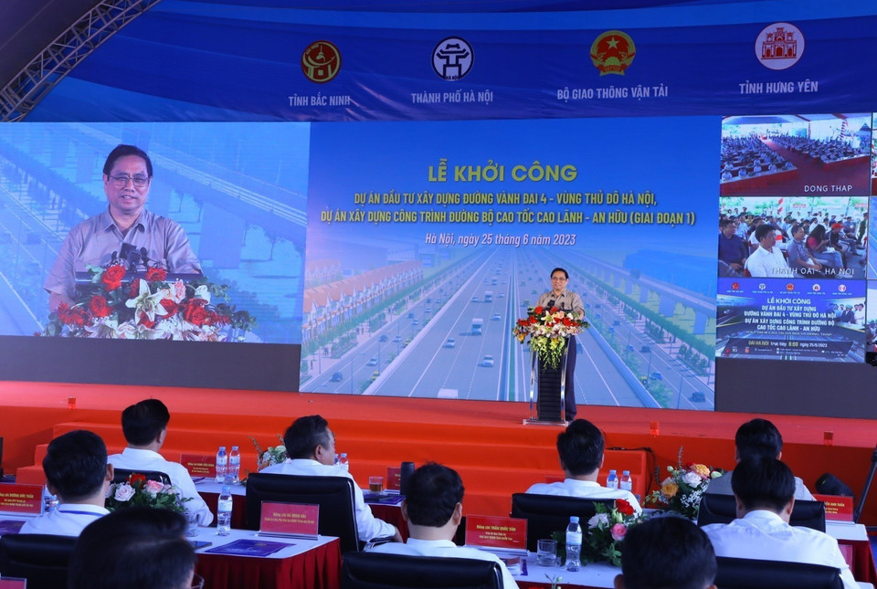 Thủ tướng Phạm Minh Chính phát biểu chỉ đạo và phát động khởi công dự án. (Ảnh: Văn Điệp/TTXVN)