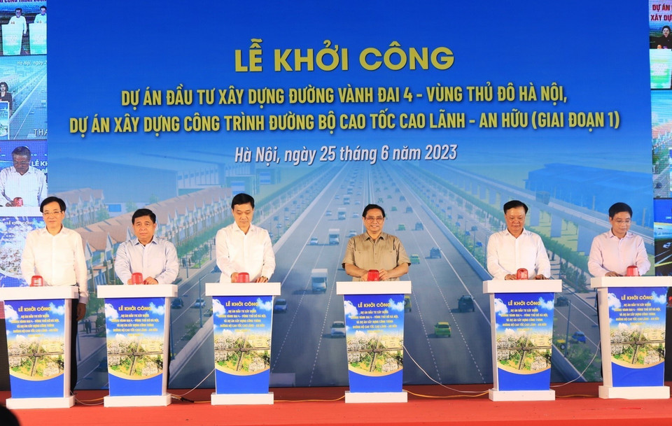 Thủ tướng Phạm Minh Chính và các đại biểu thực hiện nghi thức khởi công dự án đầu tư xây dựng đường Vành đai 4-Vùng Thủ đô Hà Nội. (Ảnh: Tuấn Anh/TTXVN)