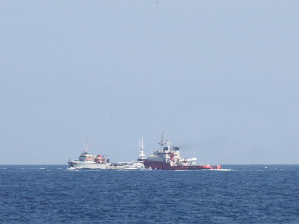 Hai tàu Trung Quốc áp sát tàu Việt Nam.