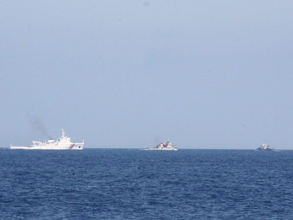 Hai tàu Trung Quốc chặn 2 đầu tàu KN951.