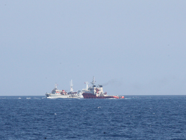 Hai tàu Trung Quốc áp sát tàu Việt Nam.