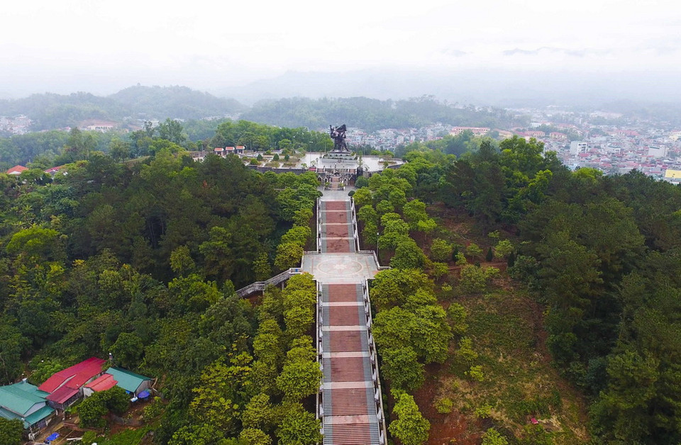 Đồi D, nằm trong cụm Đôminích, gồm 3 ngọn đồi D1, D2, D3, thực dân Pháp lợi dụng địa thế của 3 mỏm đồi này để xây dựng thành vị trí phòng thủ vững chắc, được ví như một lưới lửa tự động để sẵn sàng thiêu cháy đối phương ngay từ ngoài tiền duyên. (Ảnh: Xuân Tiến/TTXVN)