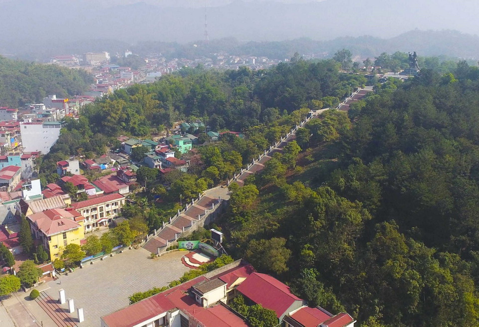 Dẫn lên Tượng đài Chiến thắng lịch sử Điện Biên Phủ là Trục hành lễ gồm 320 bậc, được chia làm 3 chiếu nghỉ lớn, tương đương với 3 đợt tấn công của Quân đội ta vào Tập đoàn cứ điểm Điện Biên Phủ. (Ảnh: Xuân Tiến/TTXVN)