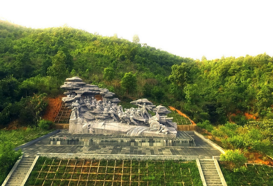 Di tích Cụm tượng đài kéo pháo bằng tay bằng chất liệu đá xanh, đặt theo thế tựa sơn, hướng thuỷ, dài 24 mét, rộng 8 mét, cao 12, 5 mét, nặng 1.200 tấn trên triền đồi Bó Hôm (xã Nà Nhạn, huyện Điện Biên, tỉnh Điện Biên). (Ảnh: Xuân Tiến/TTXVN)