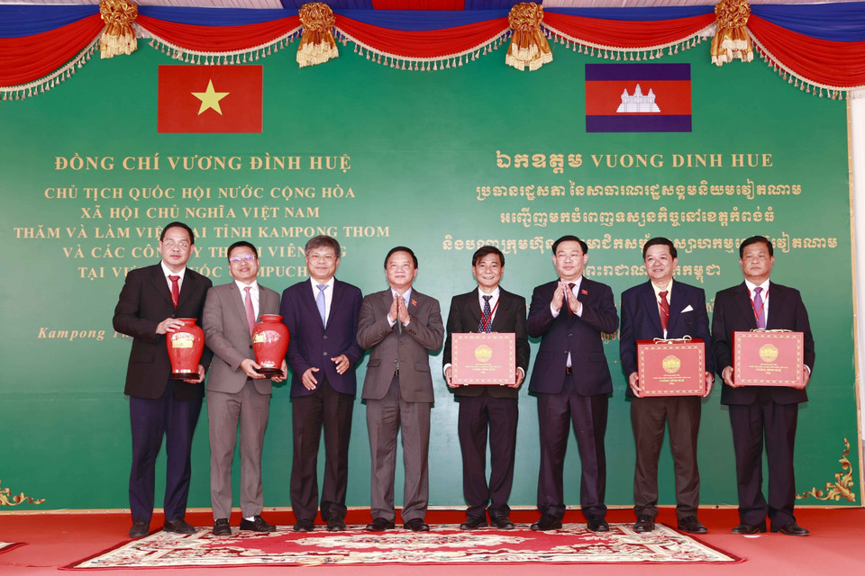 Chủ tịch Quốc hội Vương Đình Huệ tặng quà lưu niệm cho đại biểu. (Ảnh: Doãn Tấn/TTXVN)